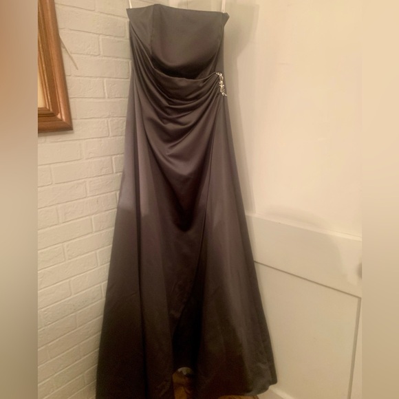 David’s Bridal Pewter Satin Gown With Side Drape Brooch Size 8 - Picture 3 of 6